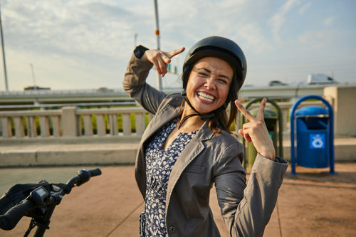 Gruppe von Radfahrern fährt gemeinsam auf einer sonnigen Landstraße – Bike Innov Community