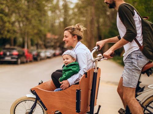 Gruppe von Radfahrern fährt gemeinsam auf einer sonnigen Landstraße – Bike Innov Community
