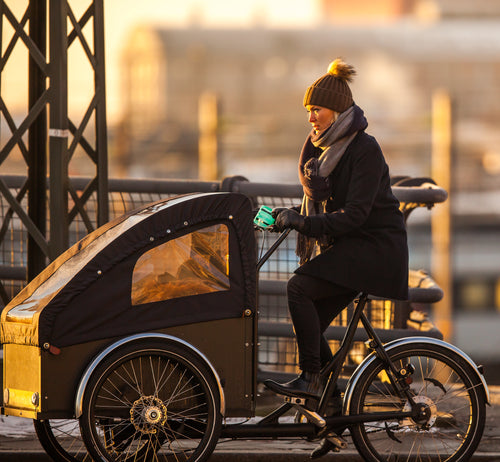 Gruppe von Radfahrern fährt gemeinsam auf einer sonnigen Landstraße – Bike Innov Community